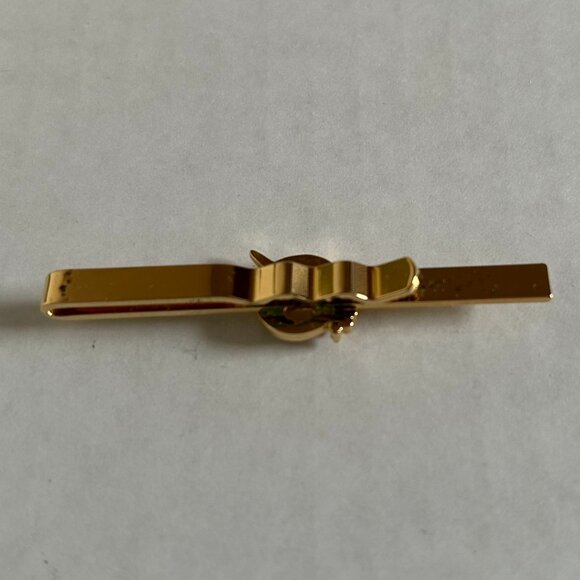Gold tone tie clip with Celtic Sword design in original green hinged box - Picture 4 of 12